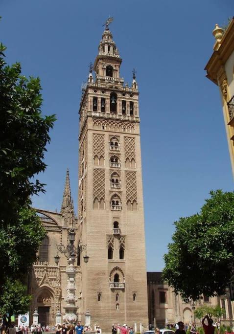 Tipico Y Pintoresco Patio De Vecinos, Con Encanto Sevilla Exteriér fotografie