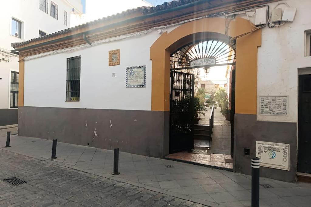 Tipico Y Pintoresco Patio De Vecinos, Con Encanto Sevilla Exteriér fotografie
