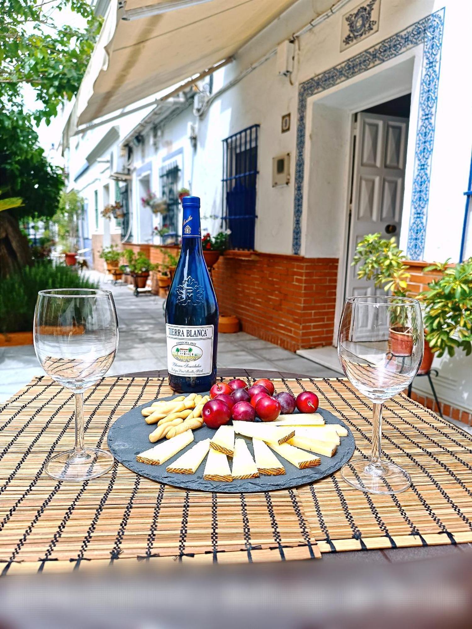 Tipico Y Pintoresco Patio De Vecinos, Con Encanto Sevilla Exteriér fotografie